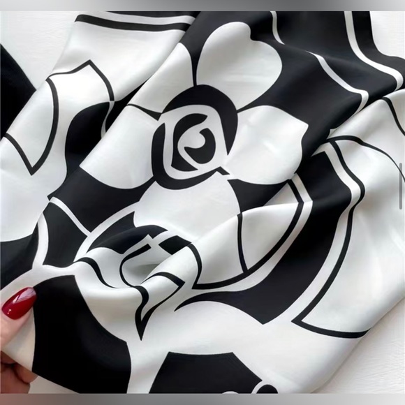 Camellia Elegant Printed Scarf - Picture 4 of 5